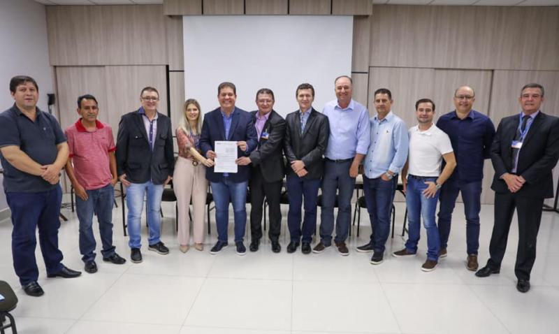 Vereadores prestigiam assinatura de contrato de R$ 7 milhões para pavimentação e infraestrutura